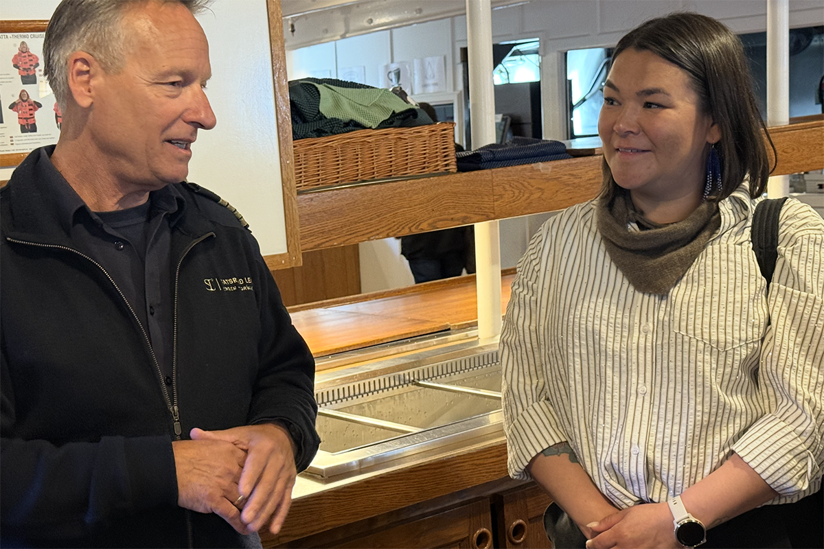 To personer snakker sammen